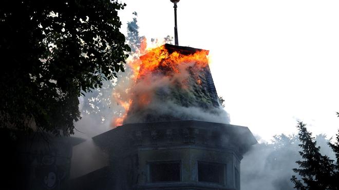 Bergisches Land: Eine leerstehende Villa brennt in Wuppertal lichterloh.