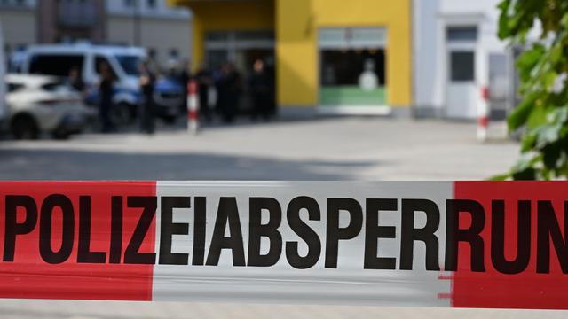 Dresden: Mann zielt mit Waffe auf andere und ruft islamischen Spruch