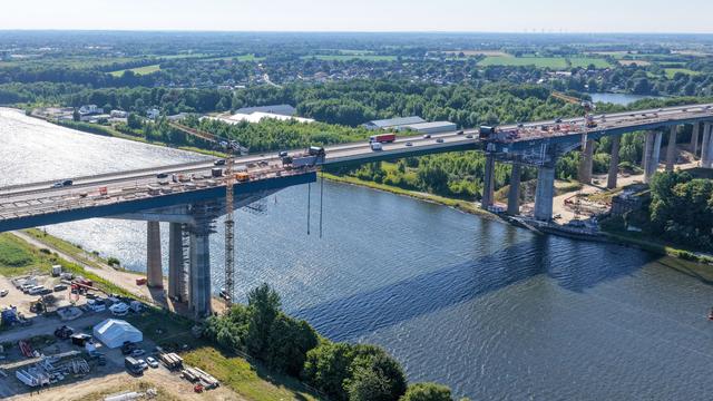 Verkehrsprojekt: Nächtlicher Kraftakt schließt Lücke in Rader Hochbrücke
