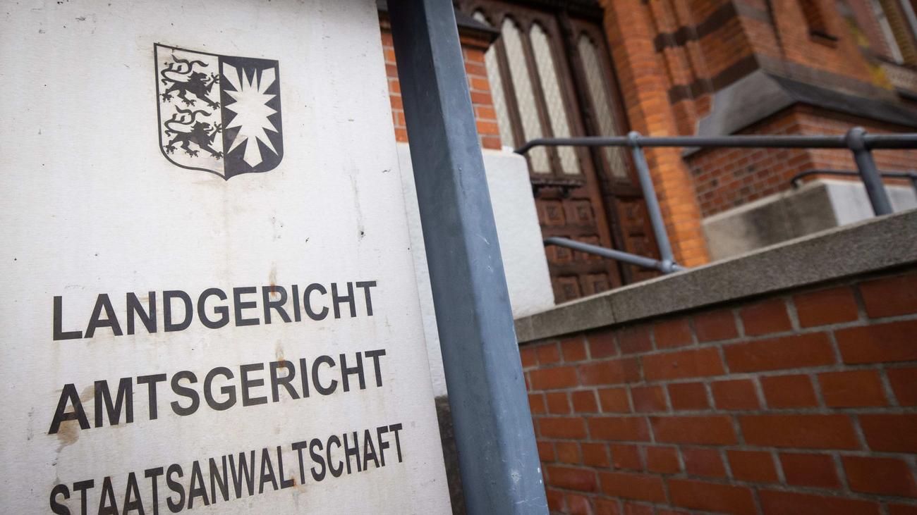 Ermittlungen: Polizei stoppt mutmaßlich illegale Schlachtung auf Bauernhof