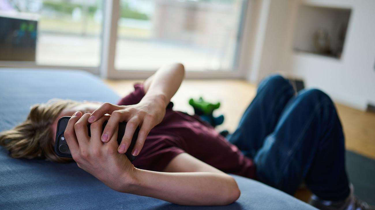 Jugend und Social Media: Studie: Jugendliche erleben Social Media als Achterbahnfahrt