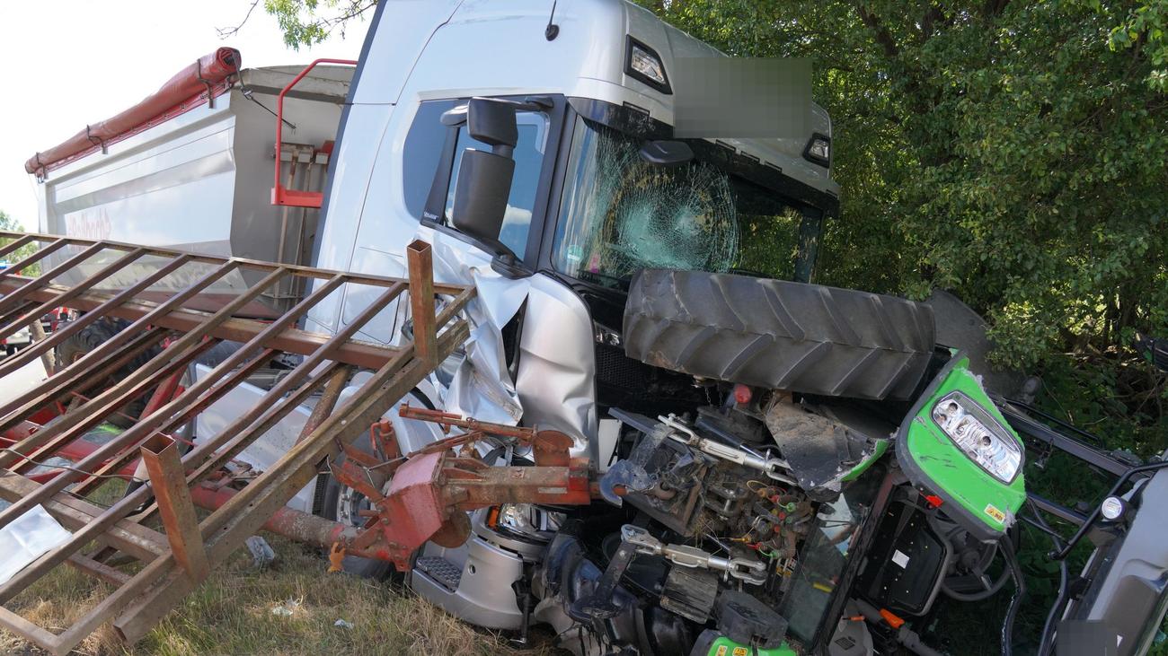 Unfälle: Traktor und Lkw kollidieren - Frau schwer verletzt