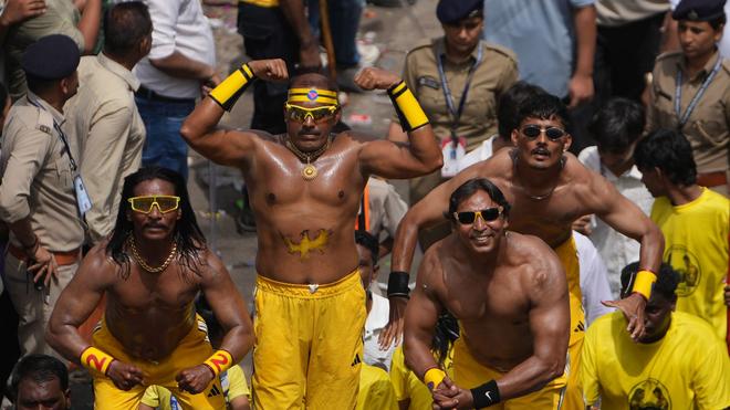 Fotografie: Muskeln für die Götter: Bodybuilder nehmen in Indien an einer Prozession zu Ehren der hinduistischen Gottheit Lord Jagannath teil.