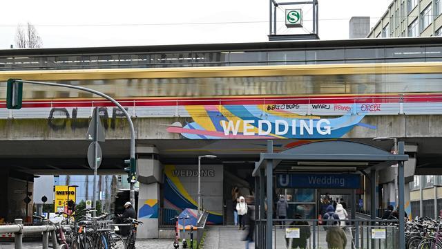 Feuerwehreinsatz: Brand an Gleisen im S-Bahnhof Wedding - Verkehr unterbrochen