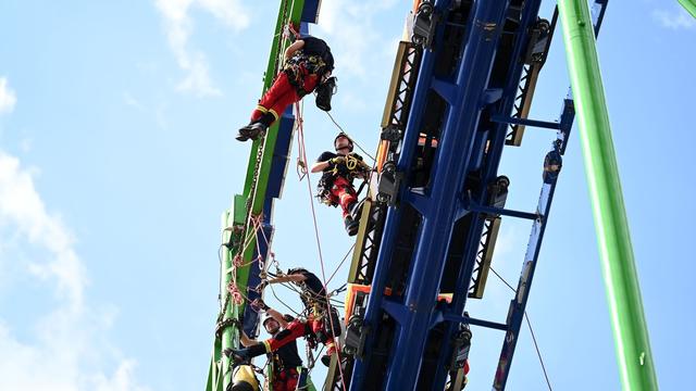 Endstation in der Achterbahn: Höhenretter proben Notfall 35 Meter über dem Boden