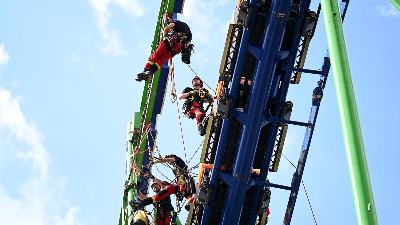 Endstation in der Achterbahn: Höhenretter proben Notfall 35 Meter über dem Boden