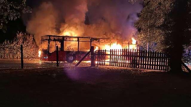 Brände: Linienbus brennt - Insassen bleiben unverletzt