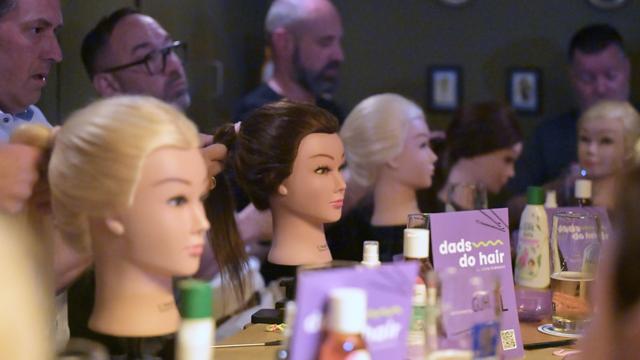 Papas lernen frisieren: Mit Bier und Bürste: Frisuren üben in der Kneipe