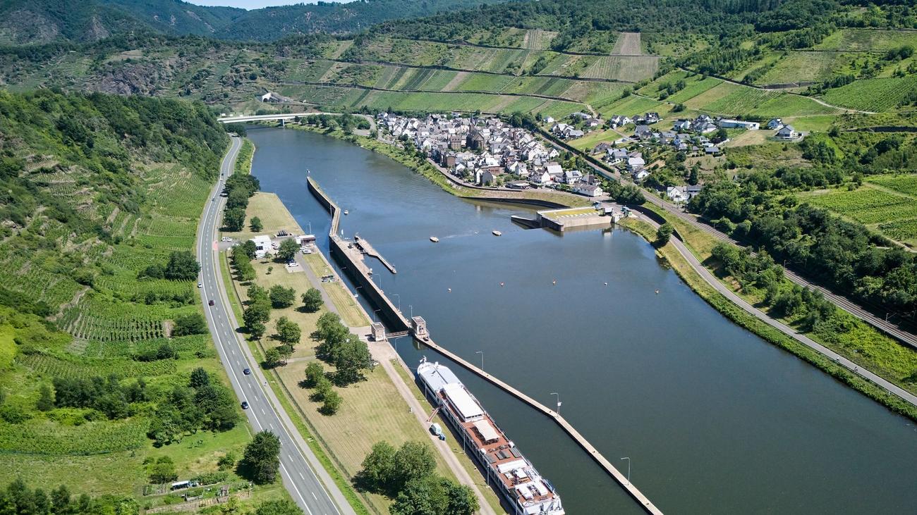 Umweltverschmutzung: Ölteppich auf Mosel - 124 Schiffspassagiere sitzen fest