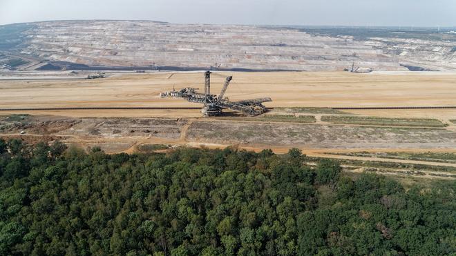  Die Abbaukante im Tagebau Hambach endet rund 30 Meter entfernt von einem Wiesengrundstück des BUND in NRW. Gegen die Enteignung klagen die Umweltschützer. (Archivbild)