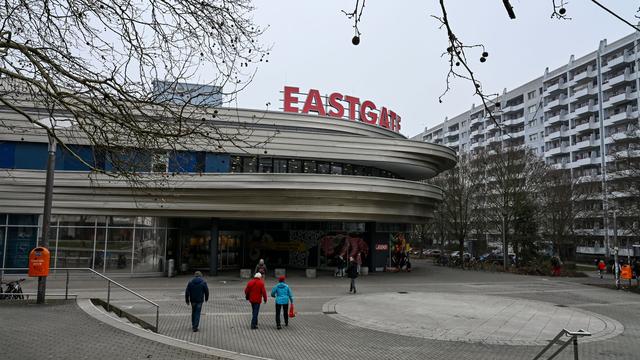 Tat im März 2025: Schmuckraub in Einkaufszentrum – Polizei sucht Täter