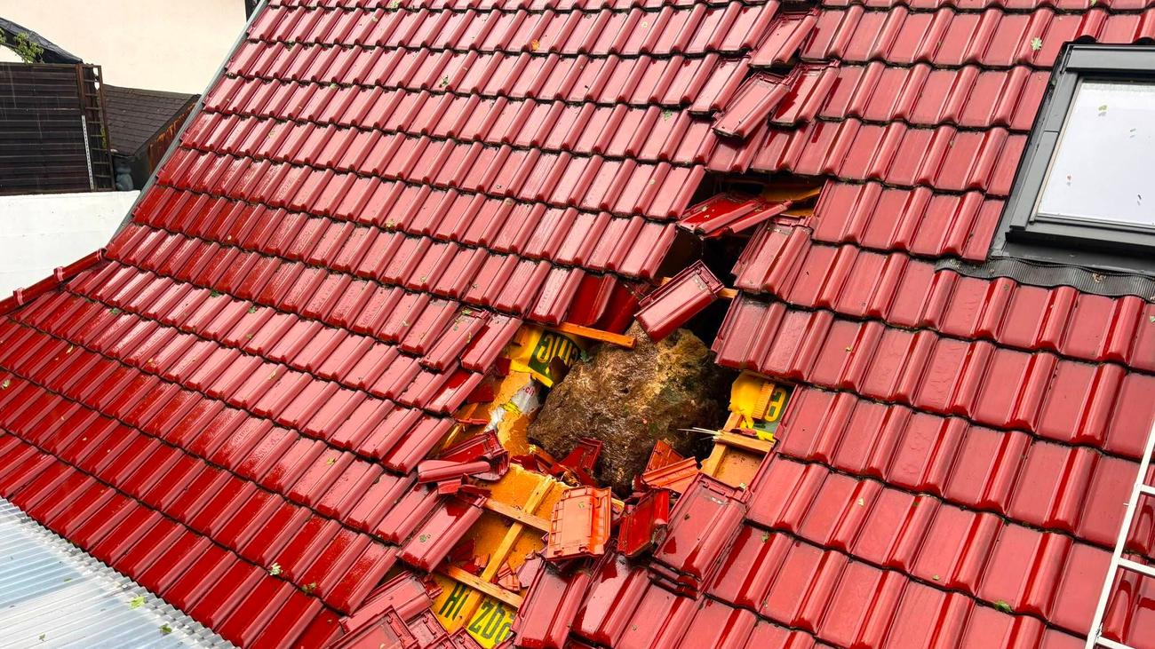 Gewitter löst Gestein: Tonnenschwerer Felsblock kracht nach Unwetter in Hausdach