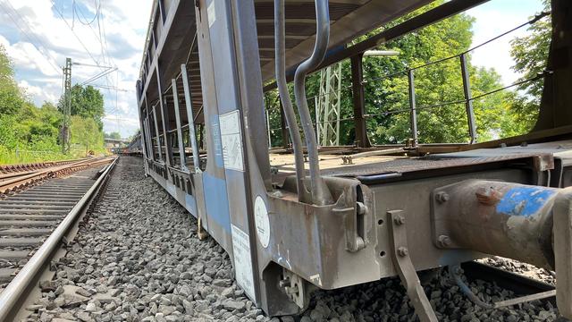 Bahnverkehr: Zwei Waggons von Autozug in Nidderau entgleist