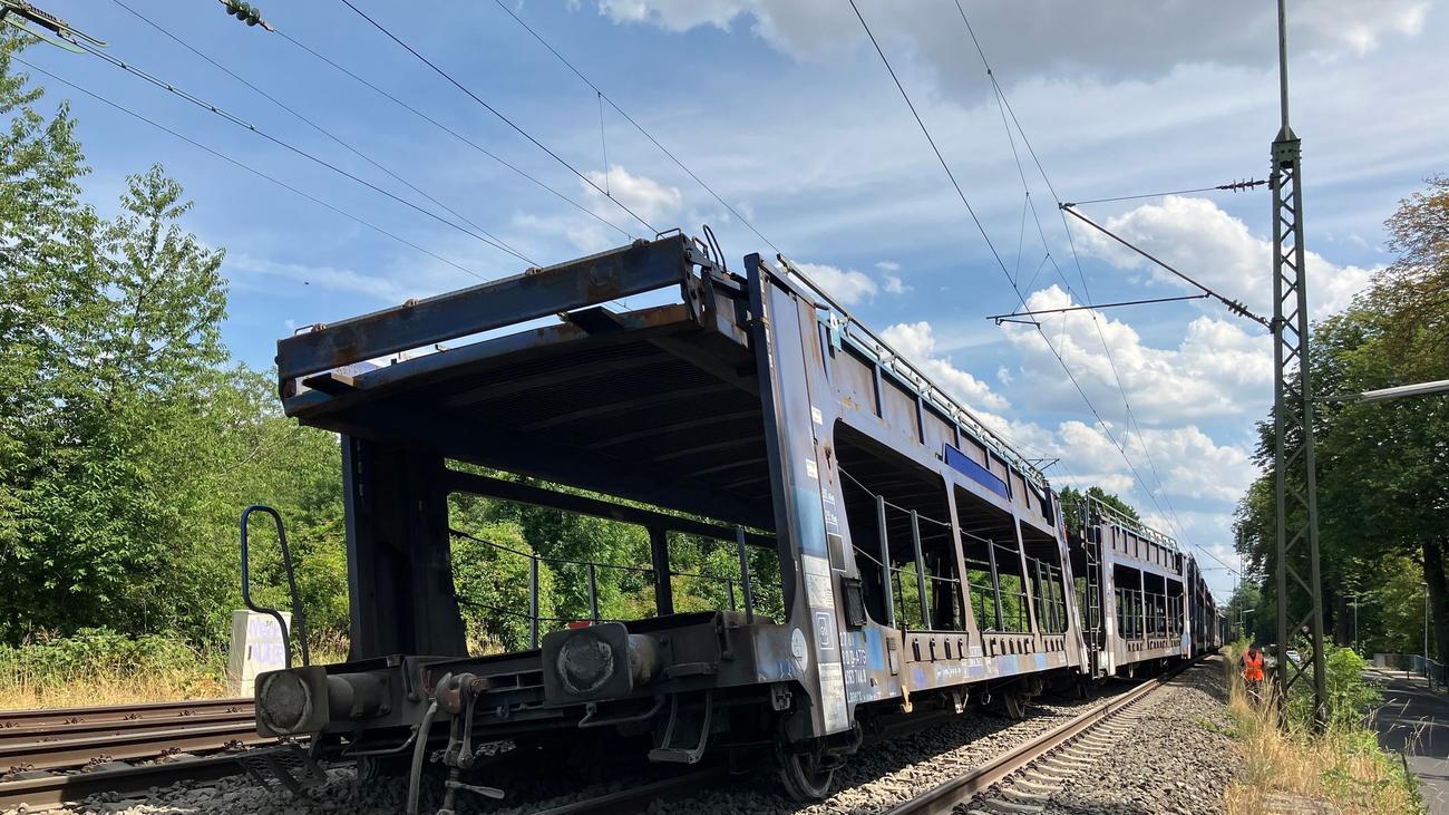 Bahnverkehr: Zwei Waggons von Autozug in Nidderau entgleist