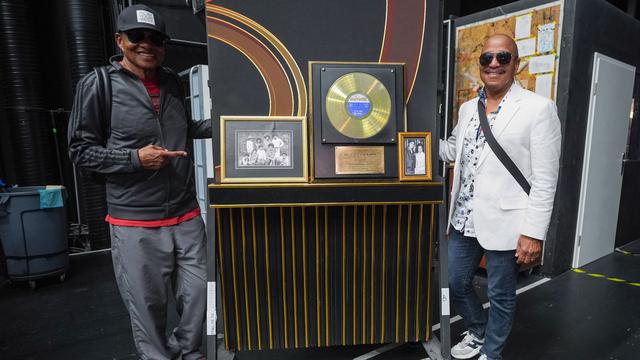 Ikone des Pop: Funkelnder Handschuh rührt Jackson-Brüder bei Hamburg-Besuch