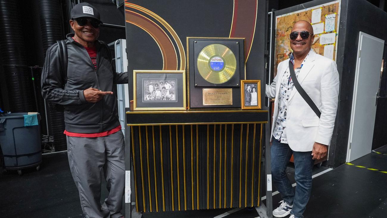 Ikone des Pop: Funkelnder Handschuh rührt Jackson-Brüder bei Hamburg-Besuch