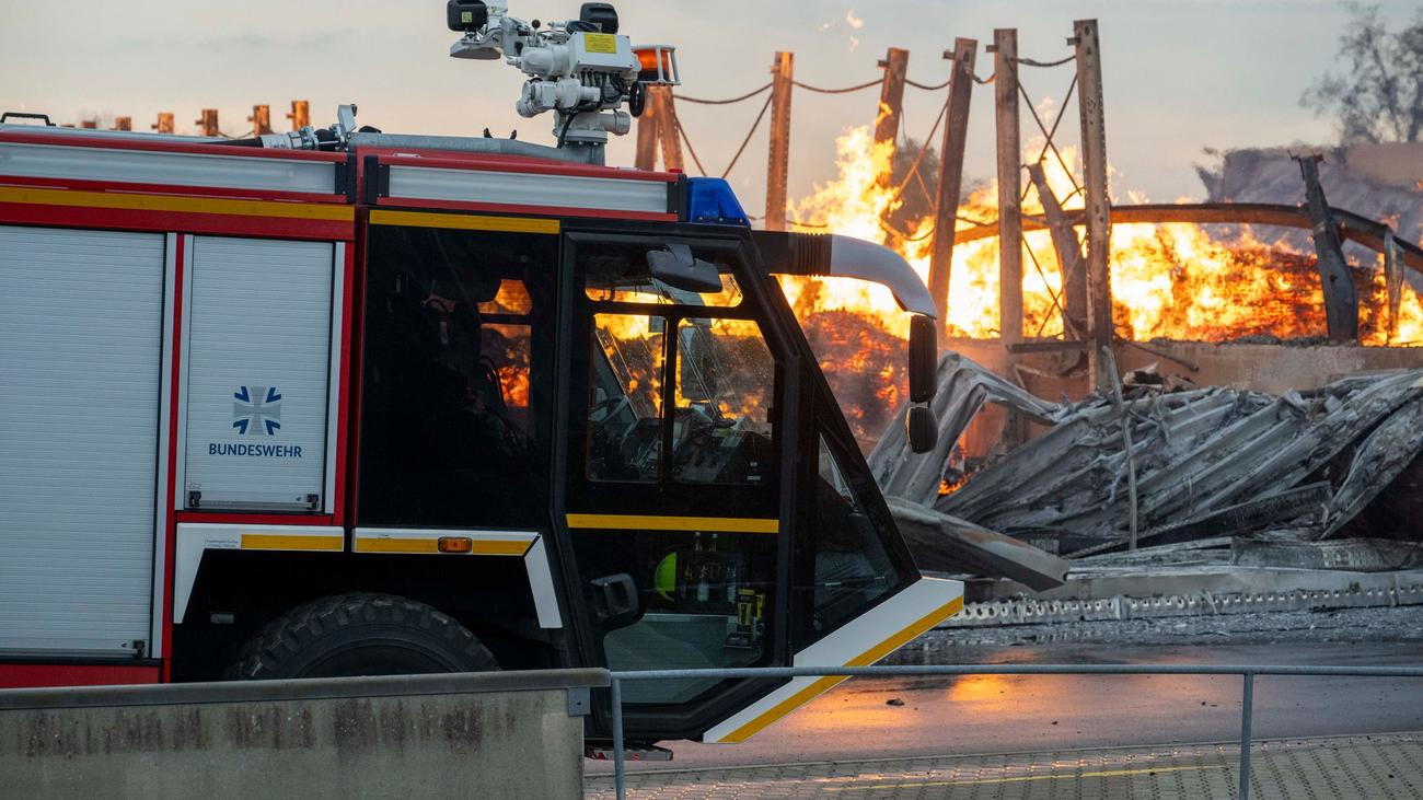 Feuerwehr informiert: Löscharbeiten nach Großbrand bei Holzbaubetrieb dauern an