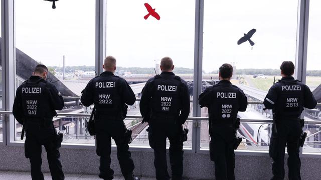 Flug nach Düsseldorf: Mann will nicht neben Frau sitzen und schlägt Stewardess