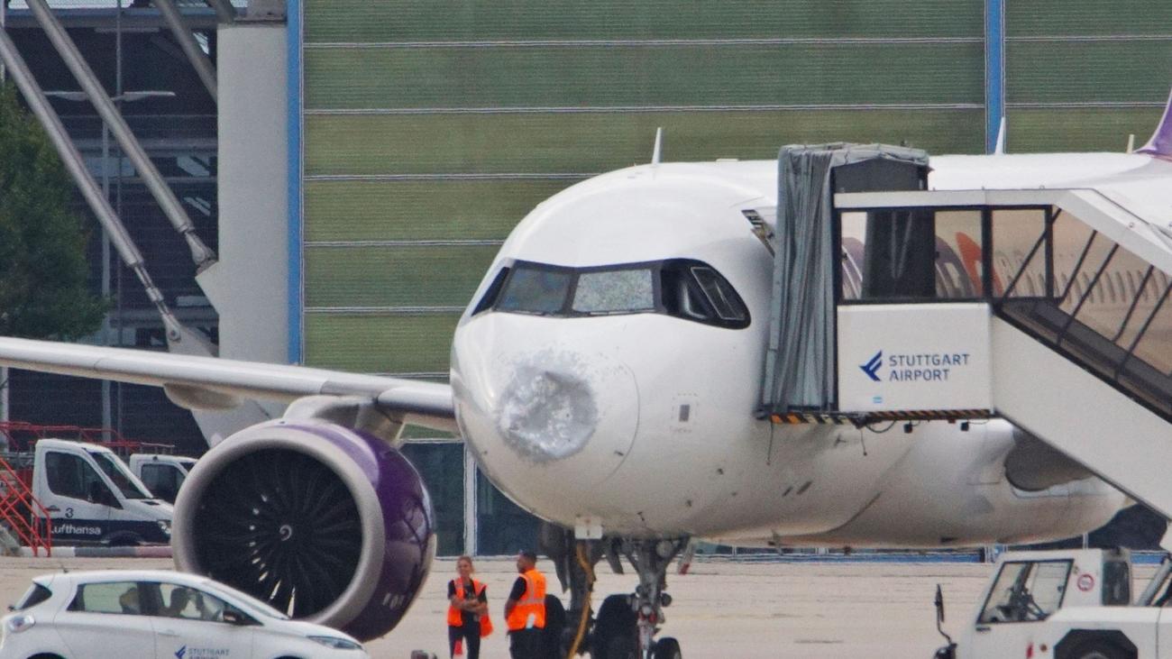 Hagelschaden an Flugzeug?: Maschine landet demoliert in Stuttgart - war Hagel schuld?