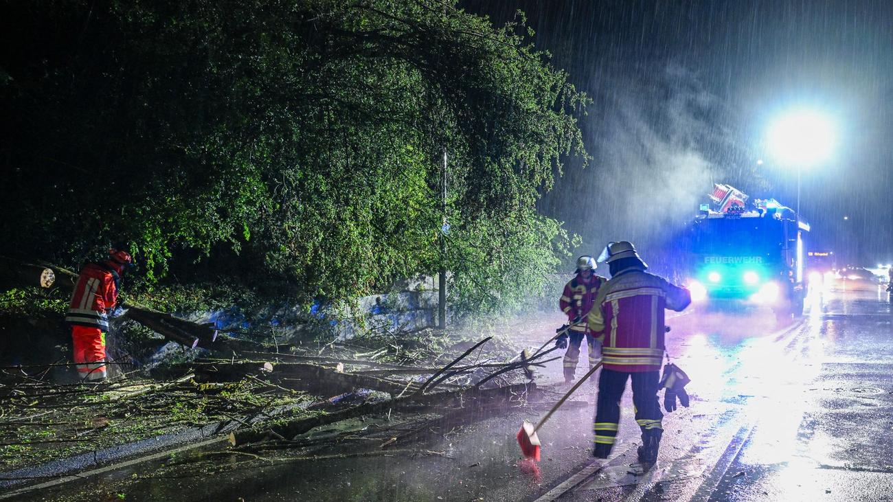 Schwerpunkt in Karlsruhe: Schwere Unwetter fordern ein Todesopfer und Verletzte