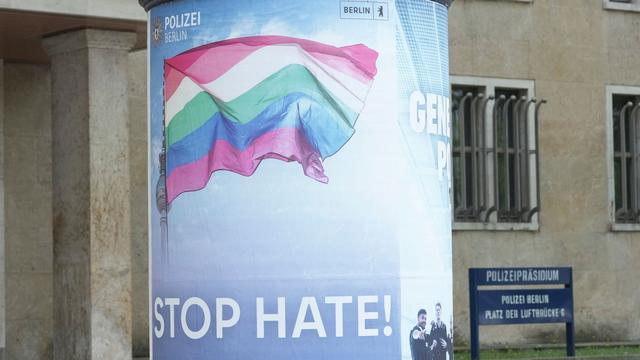 Berliner Polizei und CSD: Verein: Regenbogenflagge vor Polizei löst Anfeindungen aus