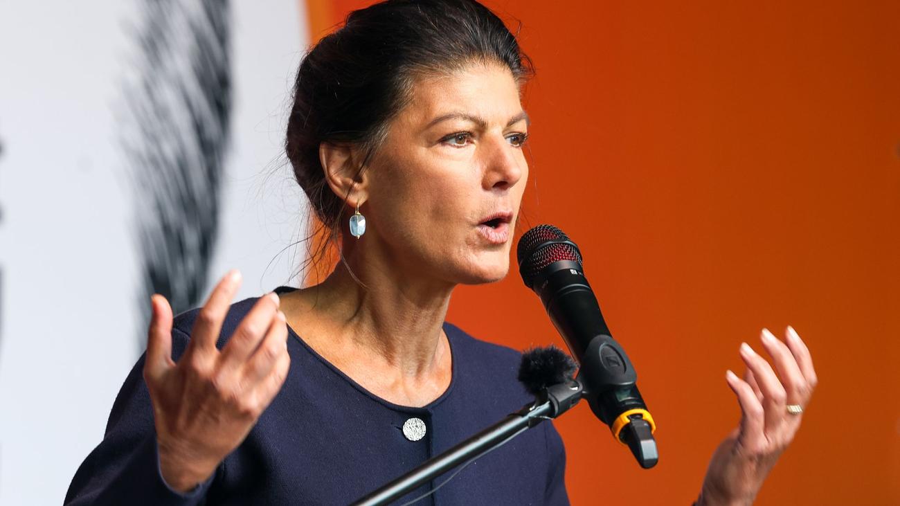 Geschichte: Wagenknecht: Singen der DDR-Hymne ist kein Skandal