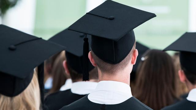 Bachelor, Master, Staatsexamen: Weibliche Studierende erreichen Abschluss schneller