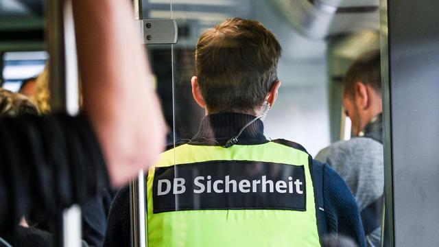 Auf der Strecke nach Karlsruhe: Bahn-Sicherheitsmann stürzt nach Streit aus fahrendem Zug