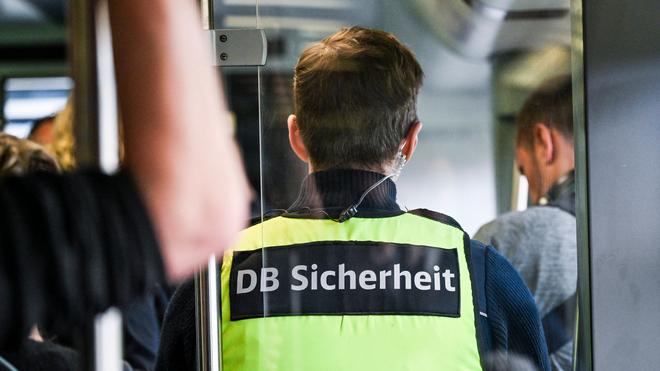  Der Bahn-Mitarbeiter stürzte aus dem Zug und erlitt lebensgefährliche Verletzungen. (Archivbild)