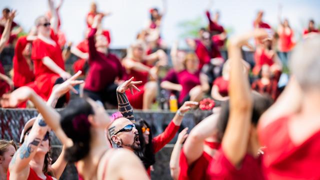 «Wuthering Heights»: Flashmob in Rot: Kate Bush Fans tanzen im Görlitzer Park