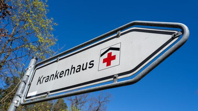 In Hildesheim: Geburt auf Gehweg – Mutter bringt Kind vor Klinik zur Welt