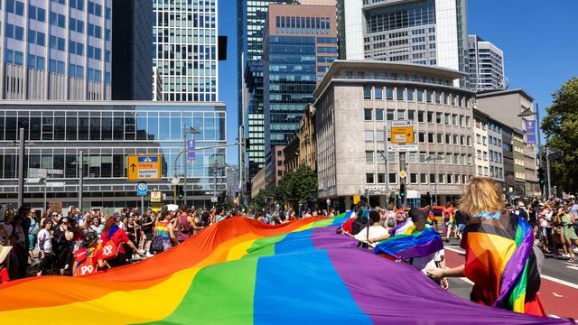 Bekenntnis zu gleichen Rechten: Große CSD-Parade zieht durch Frankfurt