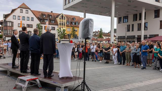 Tödliche Attacke: Kelkheim gedenkt getöteter Frau nach Machetenangriff