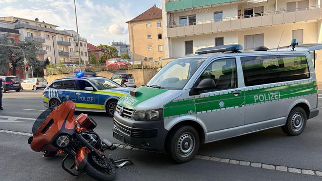 Crash mit Polizeifahrzeug: Der Motorradfahrer wurde nach der Kollision mit einem Polizeifahrzeug festgenommen.