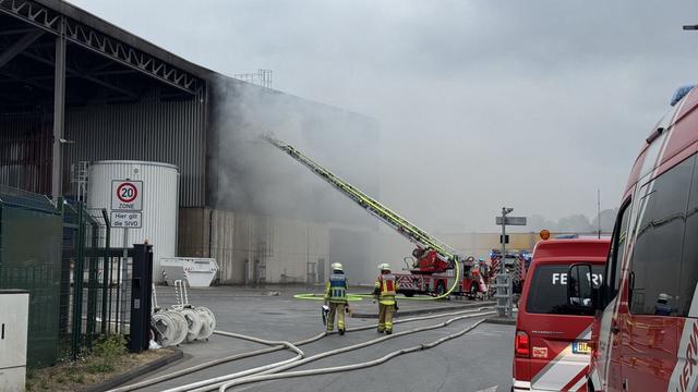 Großeinsatz der Feuerwehr: Plastikmüll brennt auf Recyclinghof - große Rauchwolke