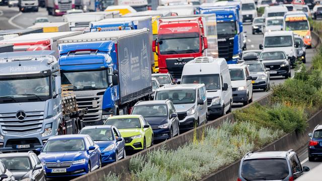Schneckentempo auf Autobahnen: Reisende stehen zum Ferienauftakt länger im Stau als 2025