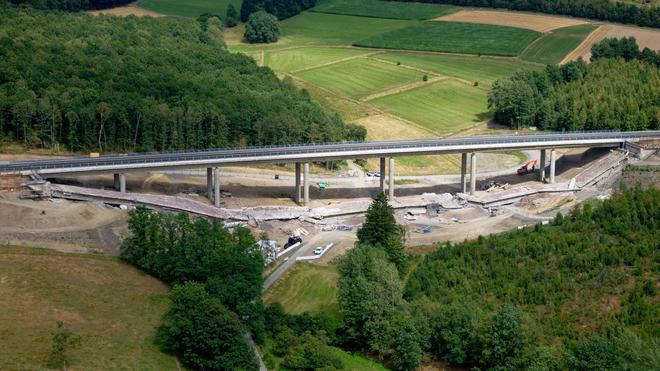 A45-Brücke: Nach der zweiten Sprengung war die eine Brücke komplett zerstört, der Verkehr auf der anderen Brücke daneben wurde wieder freigegeben.