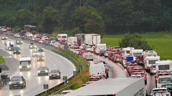 Autobahn gesperrt: Der Lkw geriet ins Schleudern. (Symbolbild)