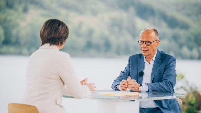  Bundeskanzler Friedrich Merz (CDU) und sein Kanzleramtschef Thorsten Frei (CDU). Würde Frei an die Spitze der Unionsfraktion wechseln, müsste seine einflussreiche Stelle im Kanzleramt neu besetzt werden. (Archivbild)