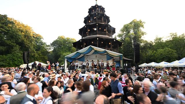 Tradition im Englischen Garten: Tausende Tänzer - Was den Kocherlball besonders macht