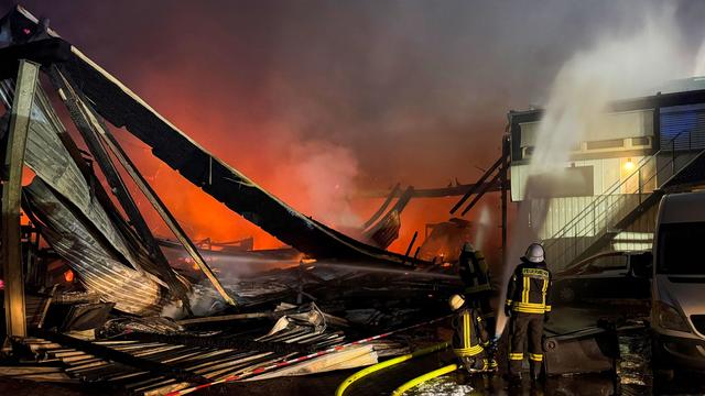 Großbrand: Feuer in Industriegebiet - Halle stürzt ein