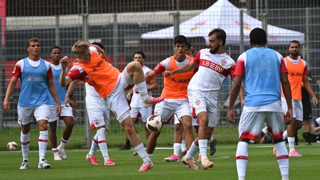 Fußball: «Im Austausch»: Zukunft von jungem VfB-Offensivduo offen