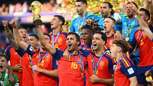 Finale der Fußball-WM: Pokal von Trump: Spaniens Weltmeister lassen Messi weinen