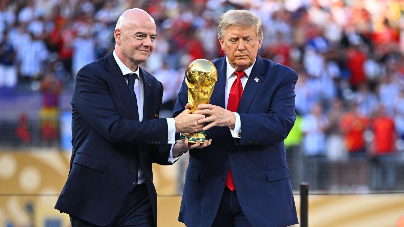 Soccer World Cup: Whistle live performance for Trump and Infantino on the award ceremony