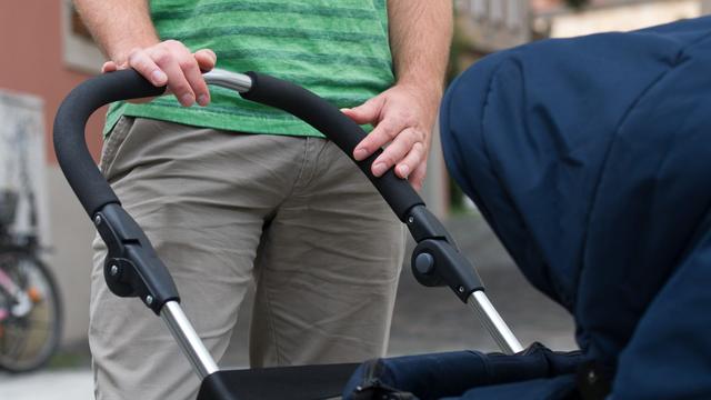 Übergriff in Kramerhof: Vater geschlagen, Wagen mit Baby kippt um - beide verletzt