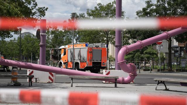 Feuerwehreinsatz: Behelfsmäßige Wasserleitung stürzt nahe Friedrichstraße ab