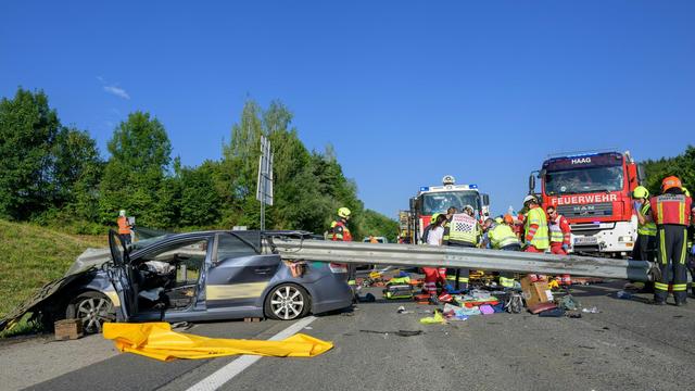 Schwerer Unfall: Leitplanke durchbohrt Auto: drittes Opfer aus Deutschland