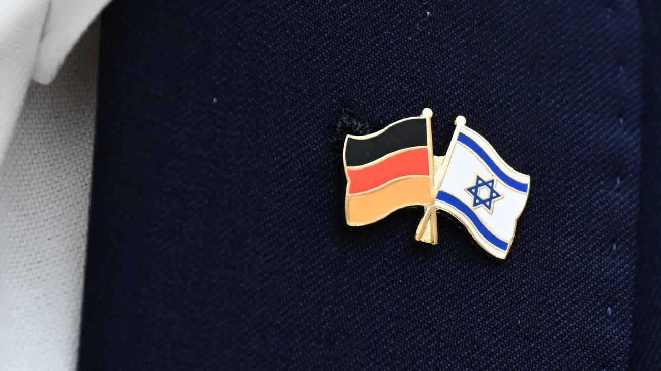 Bei Würzburg: Mann mit Israel-Anstecker bei Angriff schwer verletzt