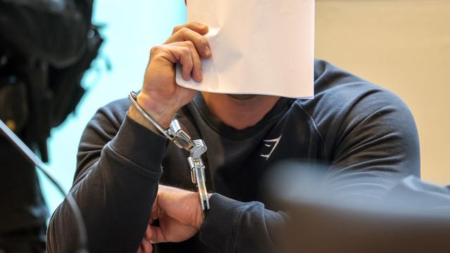 Ausschreitungen im Stadion: Mordversuch an Polizisten? - Angeklagter gibt Steinwurf zu