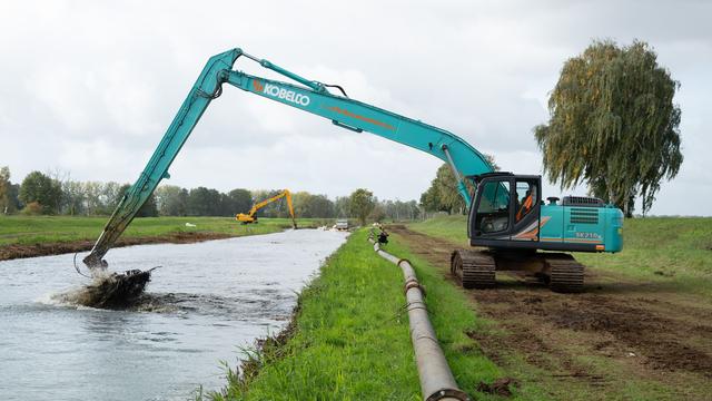 Bauwerk im Fluss: Rampe aus 200 Tonnen Steinen soll Schwarzer Elster helfen